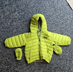 Patagonia puffy parka baby 6-12month. Reversible green with matching mittens